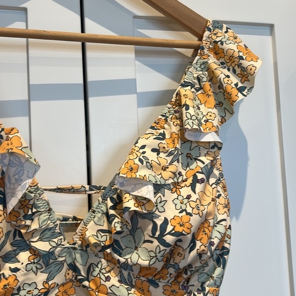 CUPSHE XL Ditsy Floral One-Piece Swimsuit – Flutter Sleeve, Summer Beachwear - Picture 16 of 17